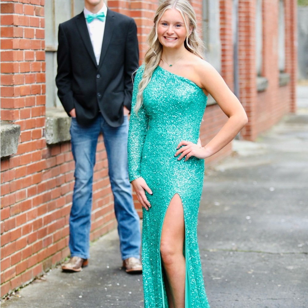 Like NEW - Sparkling One-Shoulder Green Gown